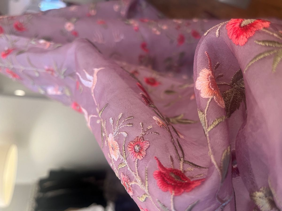 Lavendelrosa to lags silkeorganza bluse med brodering