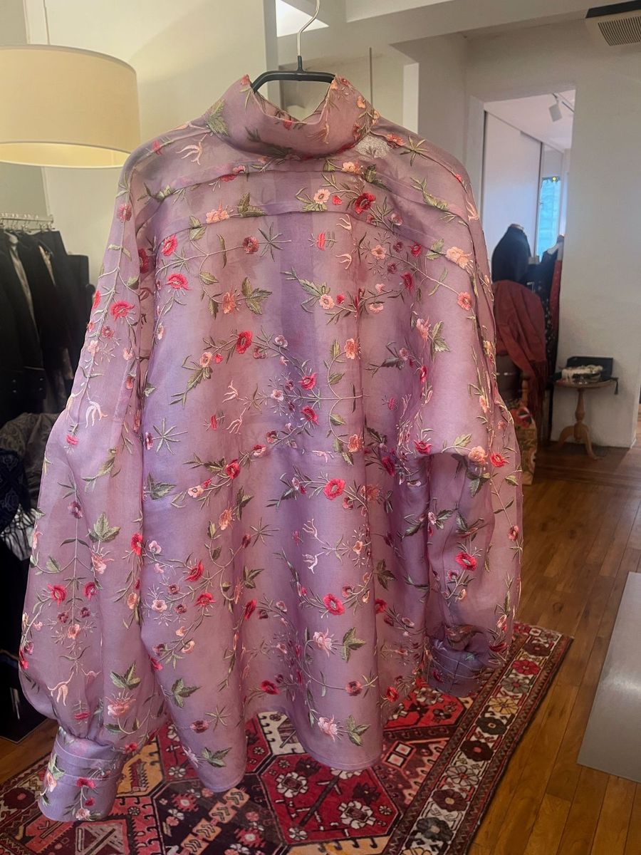 Lavendelrosa to lags silkeorganza bluse med brodering