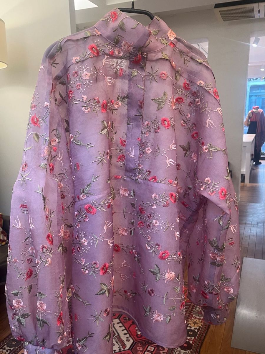 Lavendelrosa to lags silkeorganza bluse med brodering